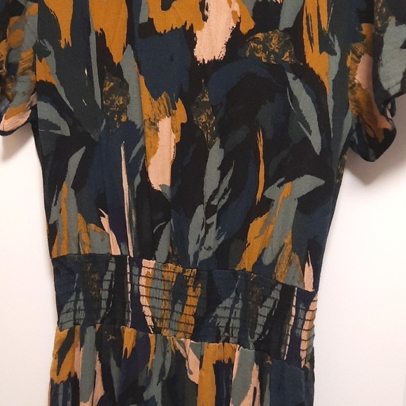 Evereve Alexis Smocked Midi Dress in Painterly Print - Picture 8 of 9
